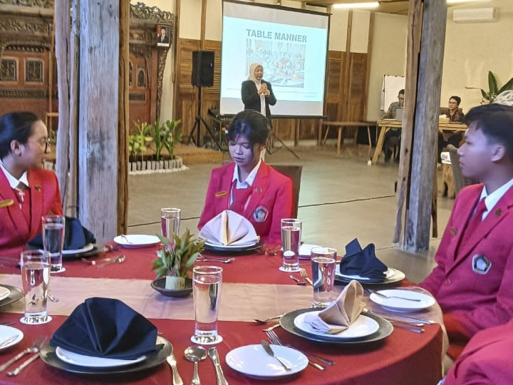 Mahasiswa D3 Perhotelan FEB UNTAG Cirebon Asah Profesionalisme Lewat Pelatihan Table Manner
